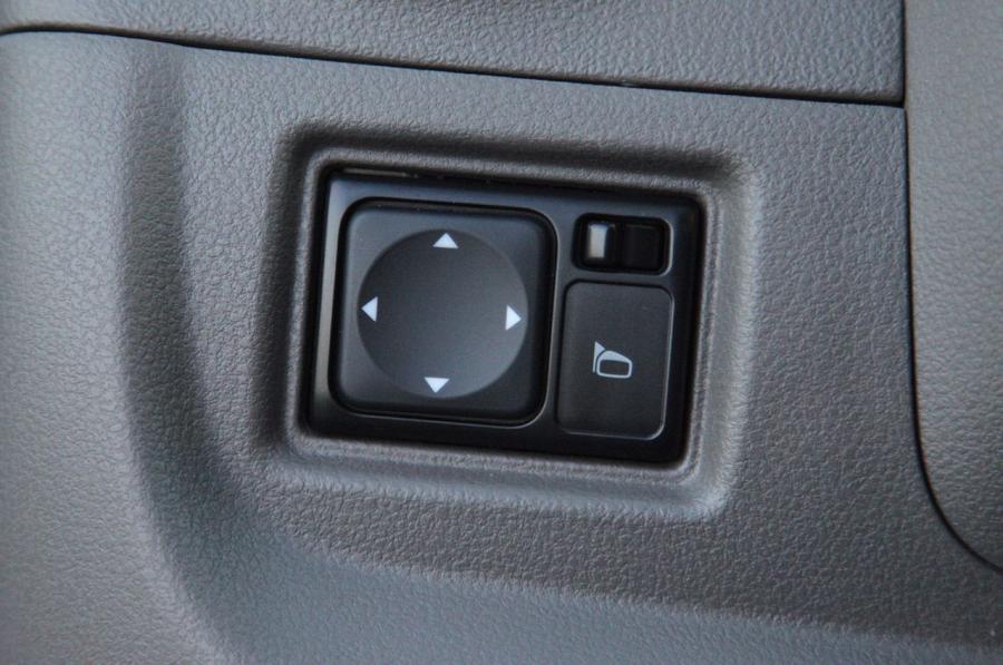  Nissan Versa 2012 года  (фото 17 из 111)